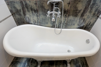 Нанесла этот раствор - и плесень исчезла без следа, а в ванне пахнет свежестью