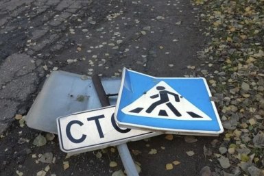Возместит ущерб за сбитый дорожный знак водитель из ЕАО по иску прокуратуры