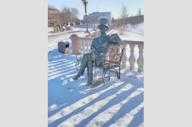 Вандалы украли трость у скульптуры на набережной Биробиджана