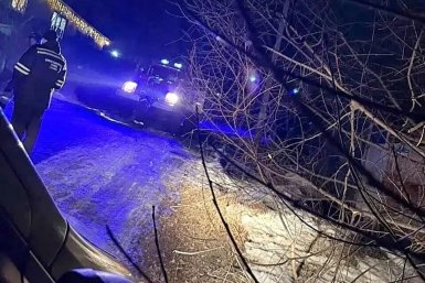 Спасатели Уссурийска вытащили из кювета застрявший автомобиль скорой помощи