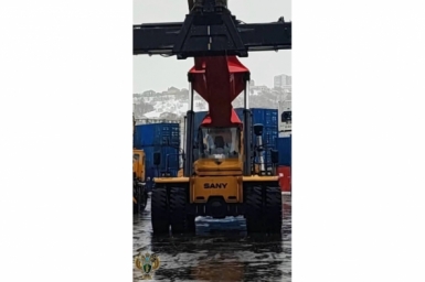 На Камчатке водителя задавил погрузчик в морском порту