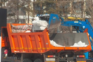 Снег с мусором свозили в водоохранную зону Якутска Юлия Матреницкая, ИА AmurMedia.ru