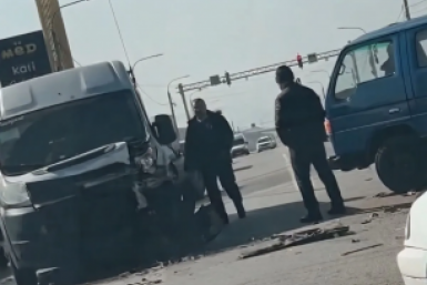 В Улан-Удэ маршрутка влетела в грузовик в сотых у ТЦ "Мёд"