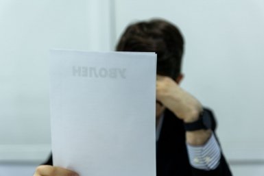 Молодую британку не взяли на работу из-за старой машины