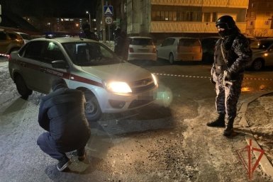 Мужчину в тапочках и легкой одежде с наркотиками задержали на улице в Шелехове