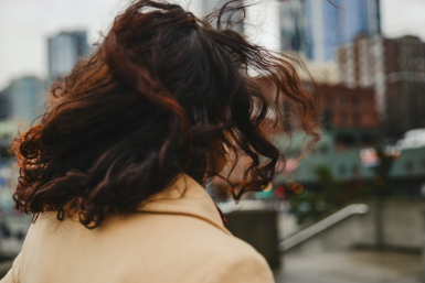 Добавьте это в воду и седина исчезнет: преобразит за 5 минут — а стоит копейки