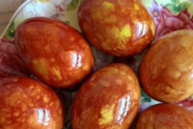 Луковая шелуха, прощай: сую яйца в сок — на выходе румяные, как спелые вишенки