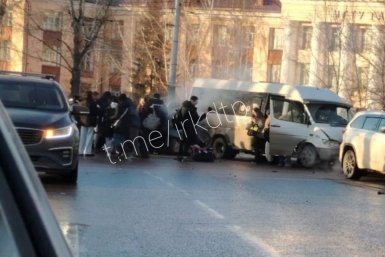 Столкновение иномарки с маршруткой произошло в Иркутске