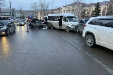 Трое детей попали в больницу после массового ДТП с маршруткой в Иркутске