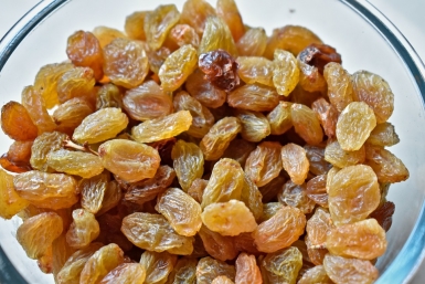 Перестала просто мыть изюм под краном: использую метод трех этапов — и ягоды сочные, в два раза мягче