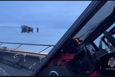 На Камчатке спасли пятерых рыбаков с провалившегося под лёд снегоболотохода