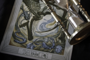 Вытаскиваем скелеты из шкафа: эти карты Таро раскроют ваши тайны