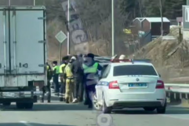 "Тачка на крыше, МЧС, скорая": жесткое ДТП в пригороде Владивостока – видео