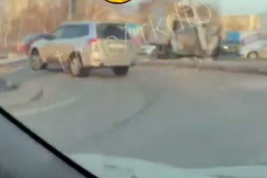 Грузовик снес столб в Ленинском округе Иркутска