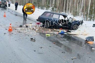 Легковушка жестко столкнулась с лесовозом в Иркутской области