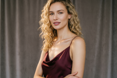 Кожа на спине стала плотнее — и все благодаря простым движениям: зона декольте выглядит идеально