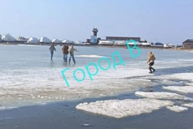 "Девушка в юбке запрыгнула": происходящее на набережной Владивостока нервирует народ