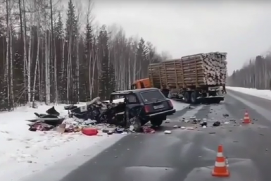 Водитель ВАЗа разбился в столкновении с тягачом в Братском районе