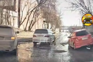 Автомобиль провалился в огромную яму на дороге в Иркутске