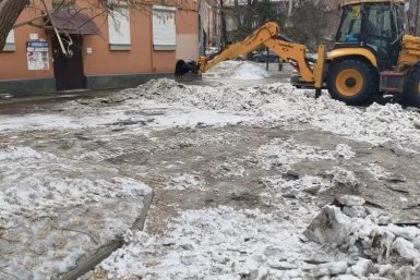 Уборку дорог, мостов и дворов усилили в Правобережном округе Иркутска