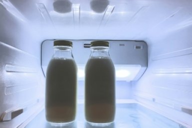 Почему нельзя хранить молоко в дверце холодильника - диетолог ставит точку
