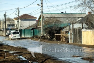 Весна пришла: царь-лужу вновь нашли на улице Баумана в Иркутске