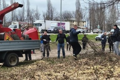 Жители Краснодара активно участвуют в весенней уборке города