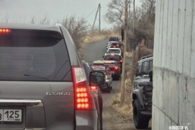 "Толпы желающих ": ажиотаж на популярном пляже Владивостока – кадры