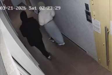 "Голыми руками": дикая выходка парня в подъезде Владивостока попала в объектив