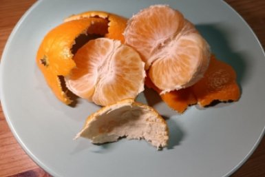 Добавила свежую кожуру мандарина в утренний кофе — и навсегда отказалась от сахара и вредных сиропов