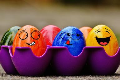 Использую шелуху светлого лука вместо куркумы — и пасхальные яйца сияют как расплавленное золото