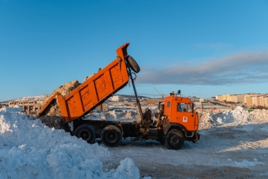 В Магадане продолжается расчистка от снега участков улично-дорожной сети Источник