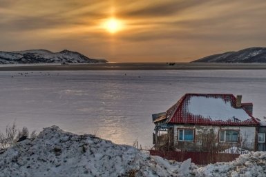 В бухте Нагаева наблюдаются разрушение ледового припая