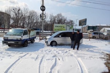 Четыре человека пострадали в лобовой аварии во время снегопада в Уссурийске