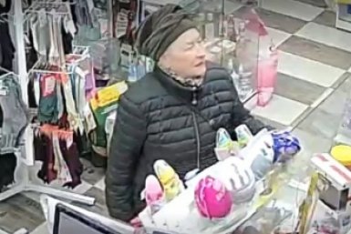 Подозреваемую в хищении денег с чужой карты разыскивают в Иркутске