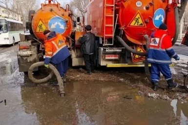 В Иркутске устраняют подтопление на улице Розы Люксембург