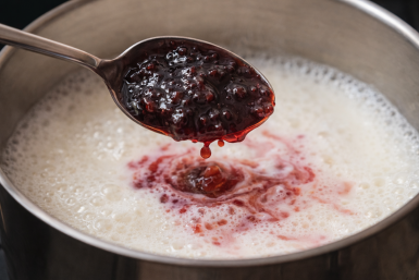 Бросила ложку варенья в кипящее молоко - через 1-2 минуты нежнейший десерт за копейки: просто и вкусно