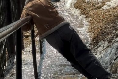 Иркутянка показала опасный спуск к Байкалу в поселке Листвянка