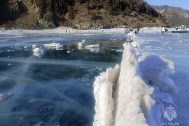 На Байкале сохраняется опасная ледовая обстановка из-за высоких температур