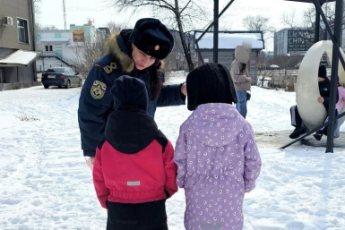 Могли провалиться под лёд: две школьницы решили перебежать залив в Биробиджане