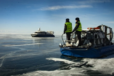 Шесть водителей незаконно выехали на лёд Байкала в минувшие выходные