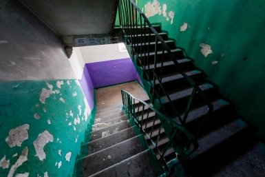 "Ополоумели совсем?": вопиющая выходка парня в подъезде Владивостока попала в объектив