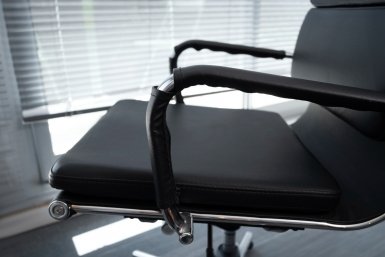 Ортопедическое кресло на работе: кто имеет право его требовать