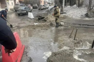 МУП "Водоканал" устраняет провал на Нижней Лисихе в Иркутске