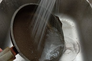 Кладу 1 ложку на сковородку и кипячу 5 минут: слезает даже доисторический нагар