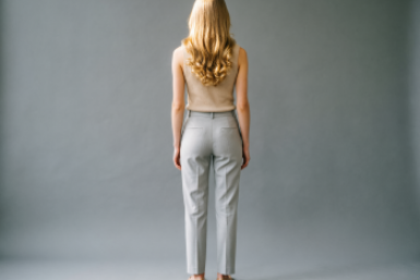 Плечи перестали "падать" — и все благодаря этим 3 упражнениям: делайте лежа, не вставая с кровати