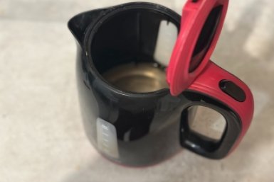 Навсегда отказалась от едкого уксуса для чистки чайника — и идеально блестящее дно без накипи за 20 минут и без лишней вони