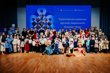 Молодым семьям Бурятии вручили жилищные сертификаты