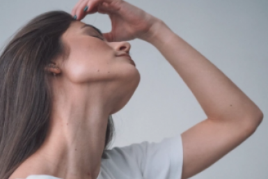 Складки на шее становятся менее заметными: 5 минут в день помогают расслабить мышцы