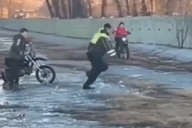 Подростки устроили гонки с полицией на питбайках в Улан-Удэ